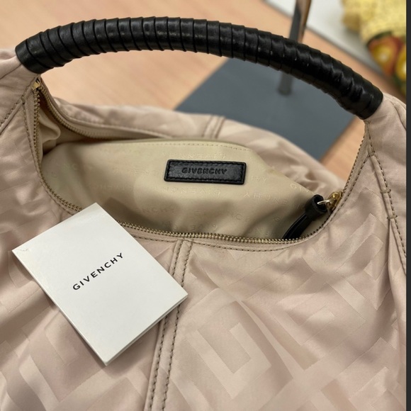 ❤️‍🔥 Givenchy hobo bag ✨immaculate✨ - Picture 4 of 11
